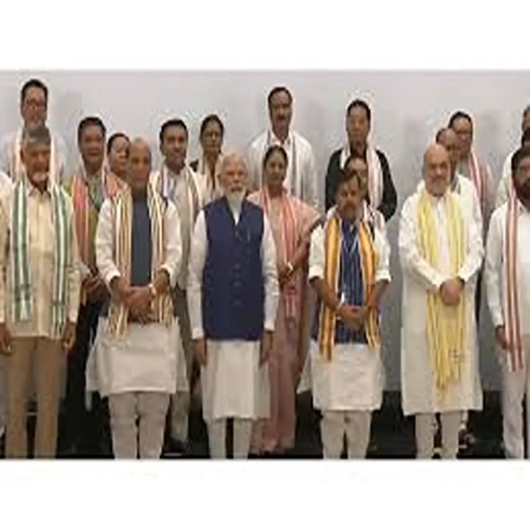 Fadnavis praises modi leadership growth