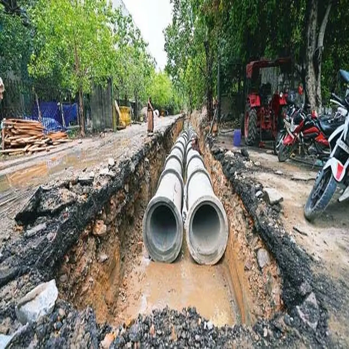 Delhiaccident lodhi colony wall collapse during