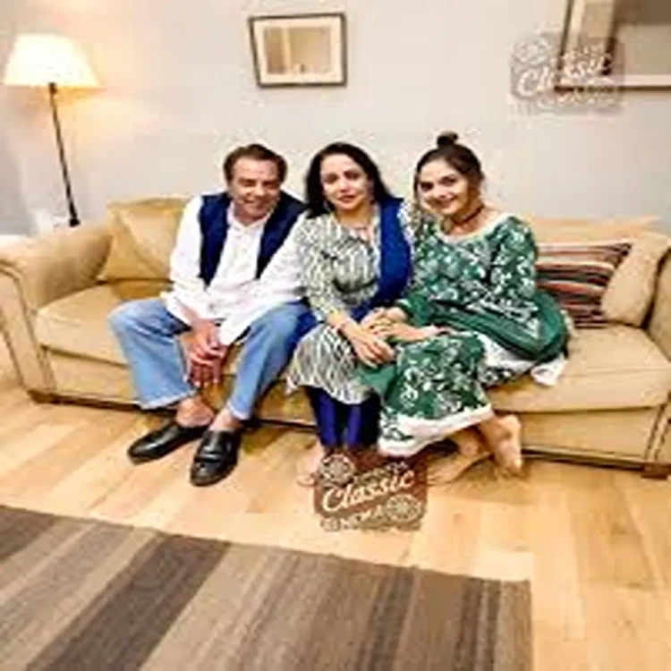 Madhoo hema malini family gathering