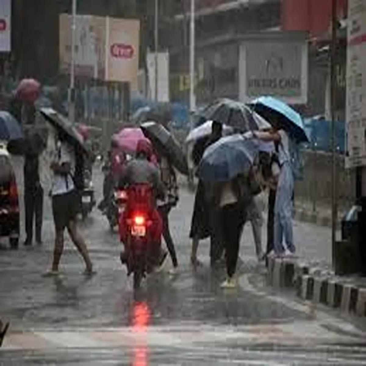 Monsoonalert mumbai braces thunderstorms heavy rain
