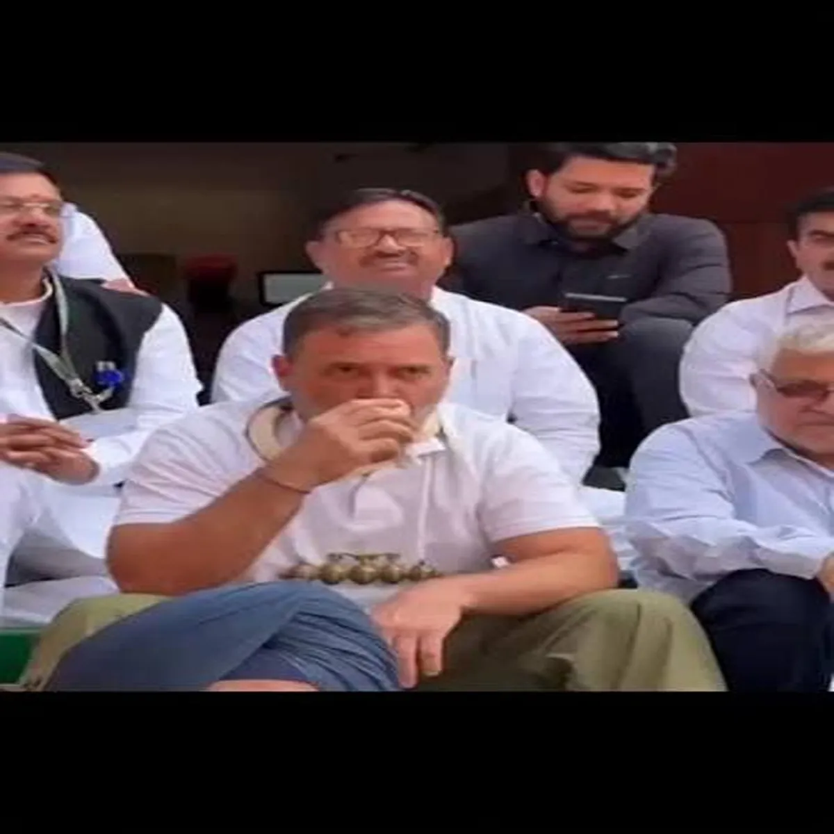 Publicoutreach rahul gandhi unplanned tea stop