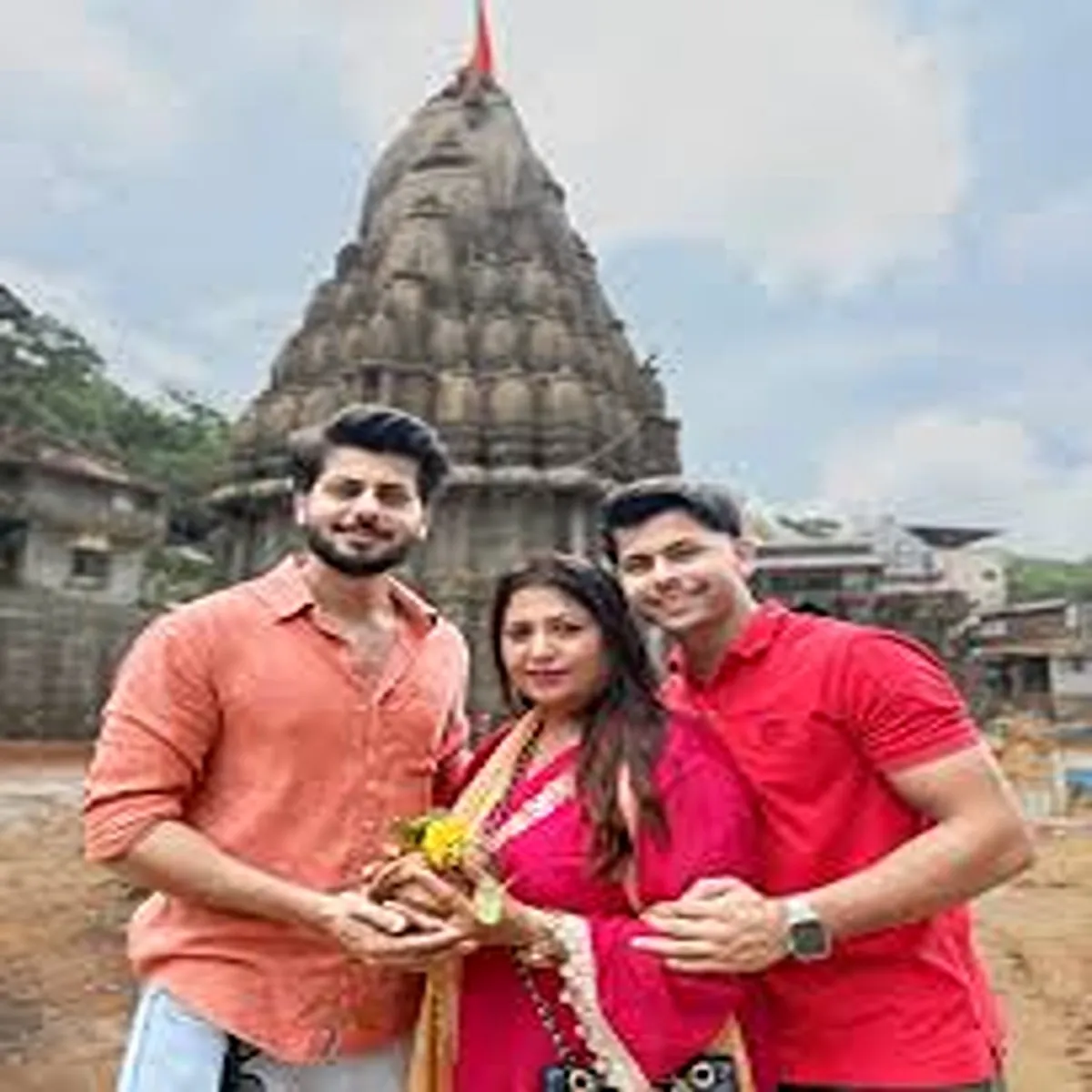 Entertainment siddharth nigam visits bhimashankar temple