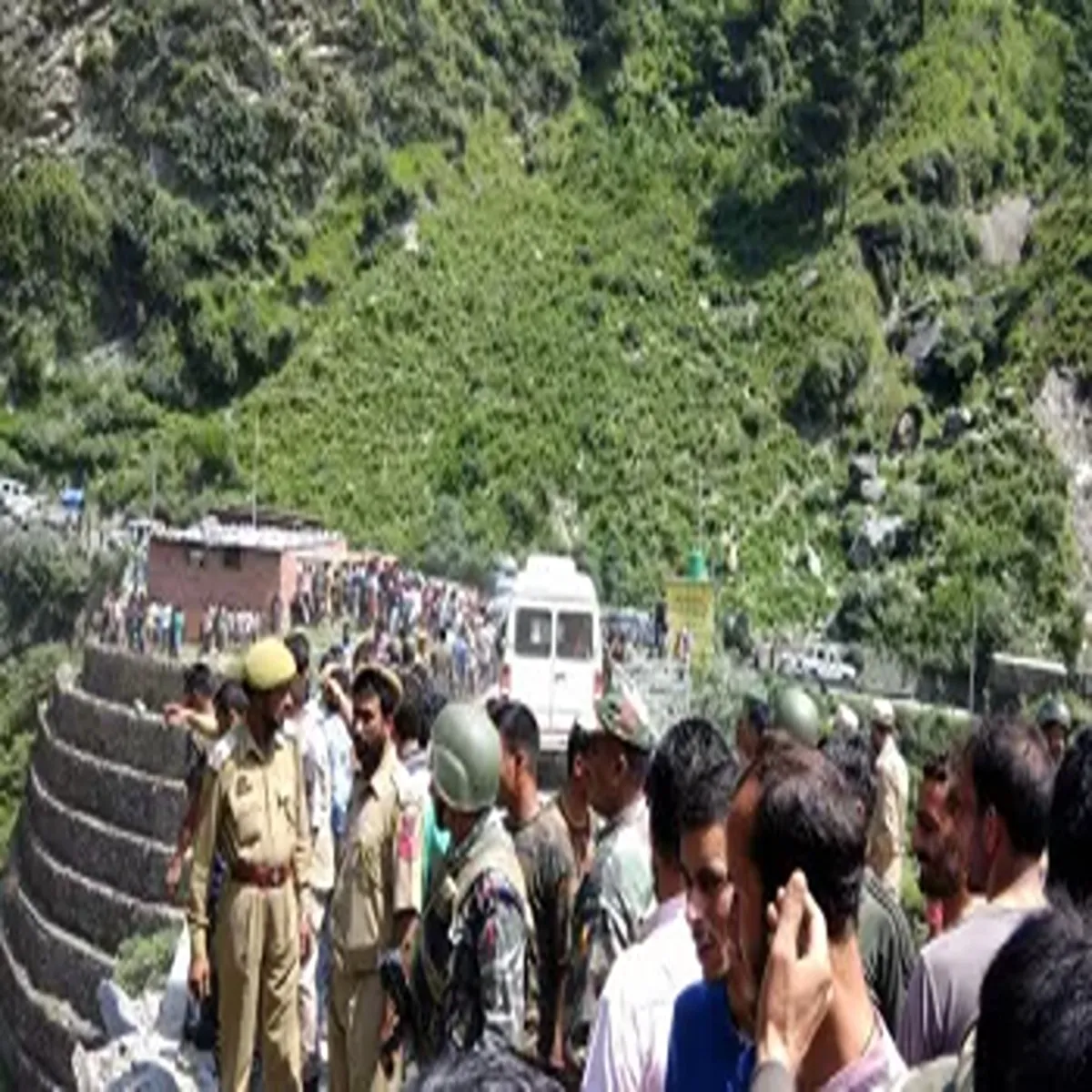 Amarnath yatra bus accident ganderbal leaves