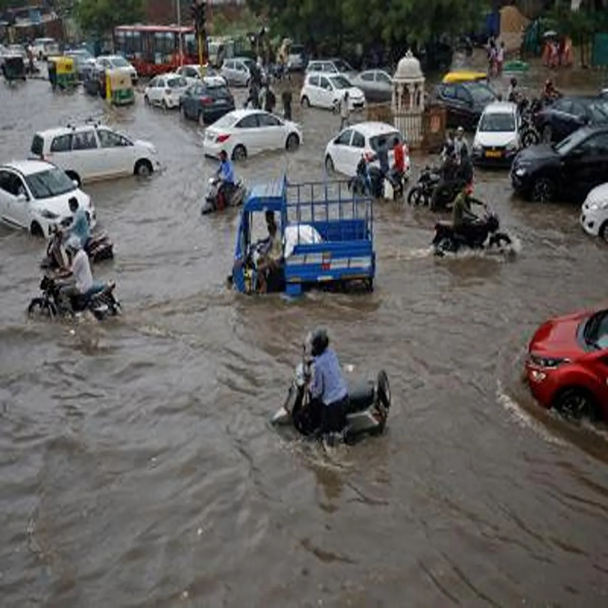 Ahmedabadrain amc intensifies citywide drainage drive