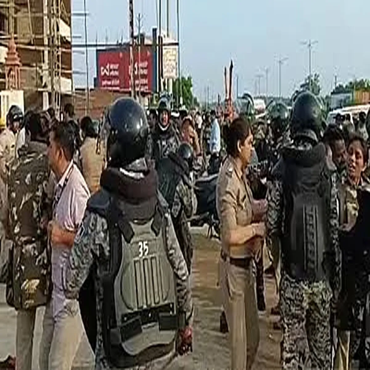 Protest police injured after datia highway