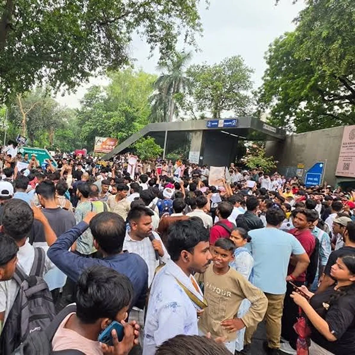 Delhi metro passenger numbers dip after