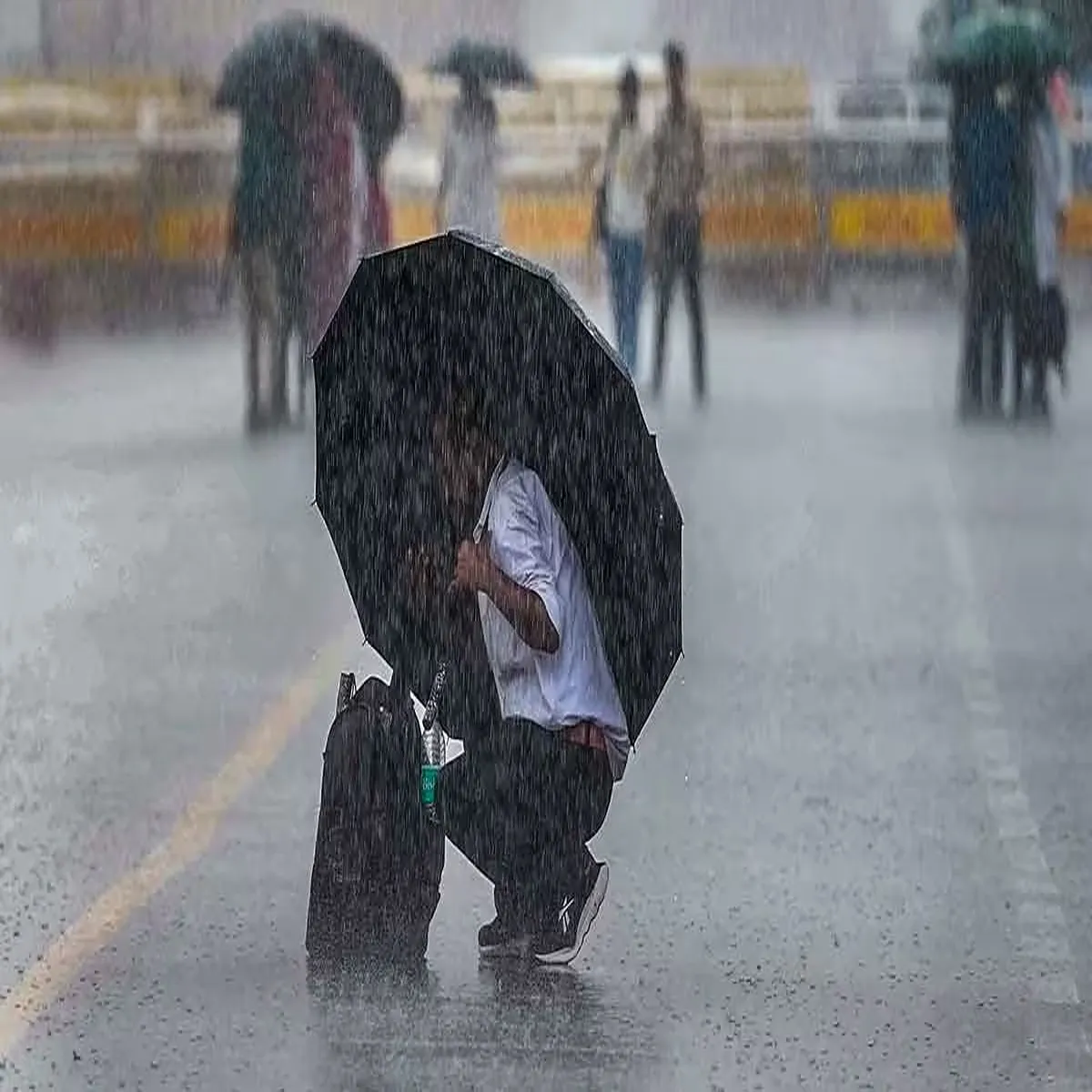 Delhi rainfall heavy downpour triggers waterlogging