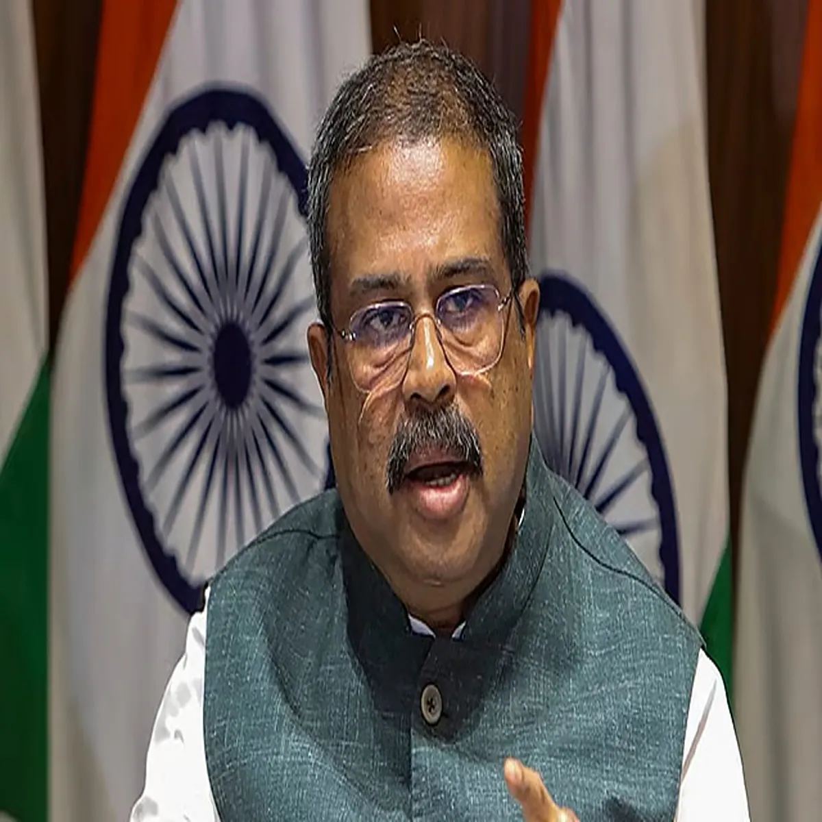 Education congress escalates pressure centre seeks