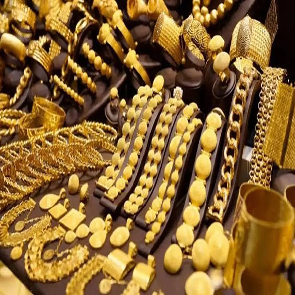 Gold prices hold steady silver declines
