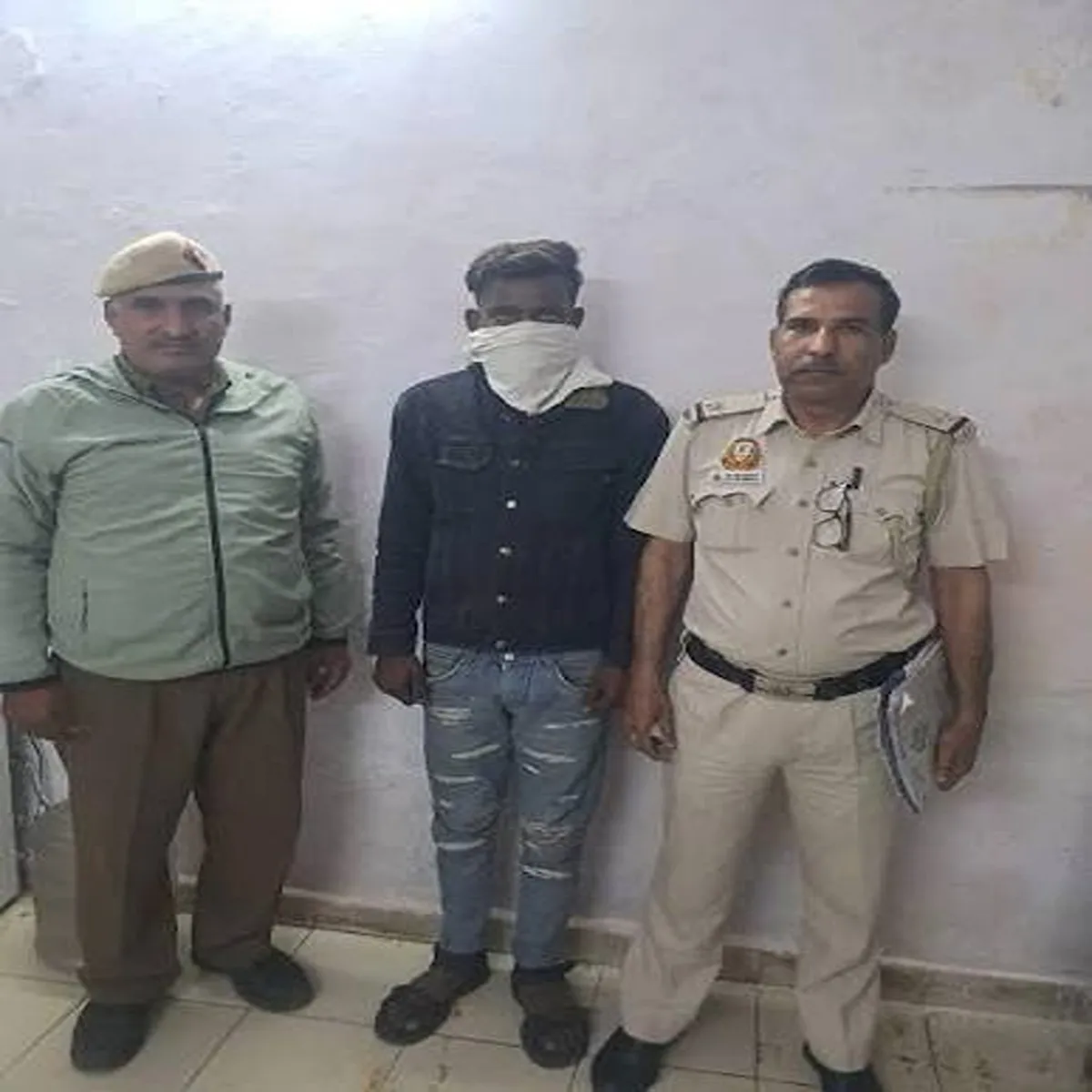 Illegal firearms delhi police arrest two