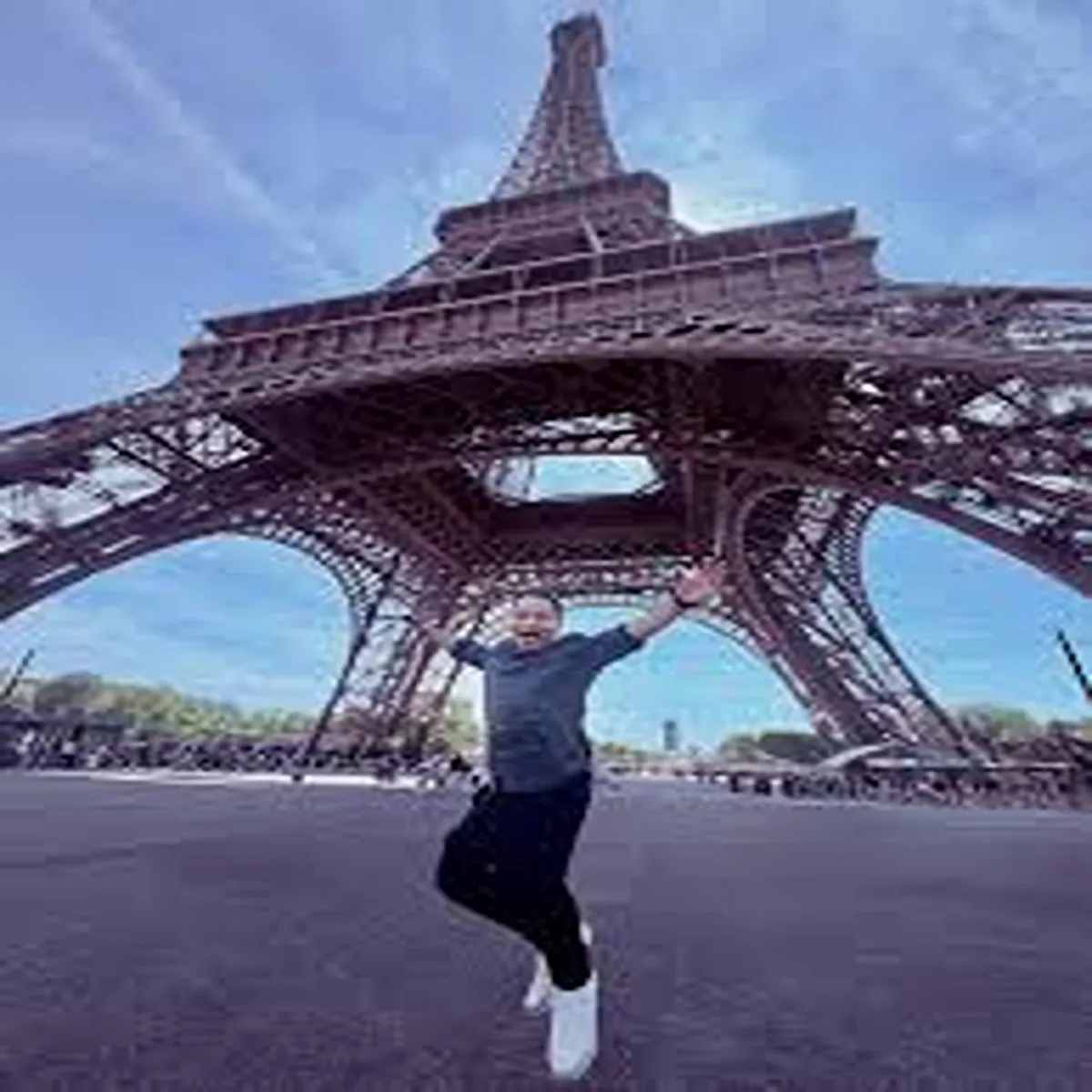 Kailash kher singer marks birthday eiffel