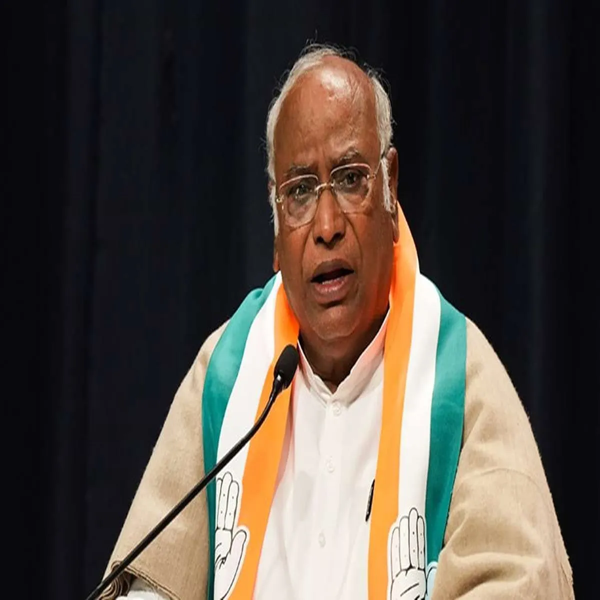 Parliament kharge criticises modi over remarks