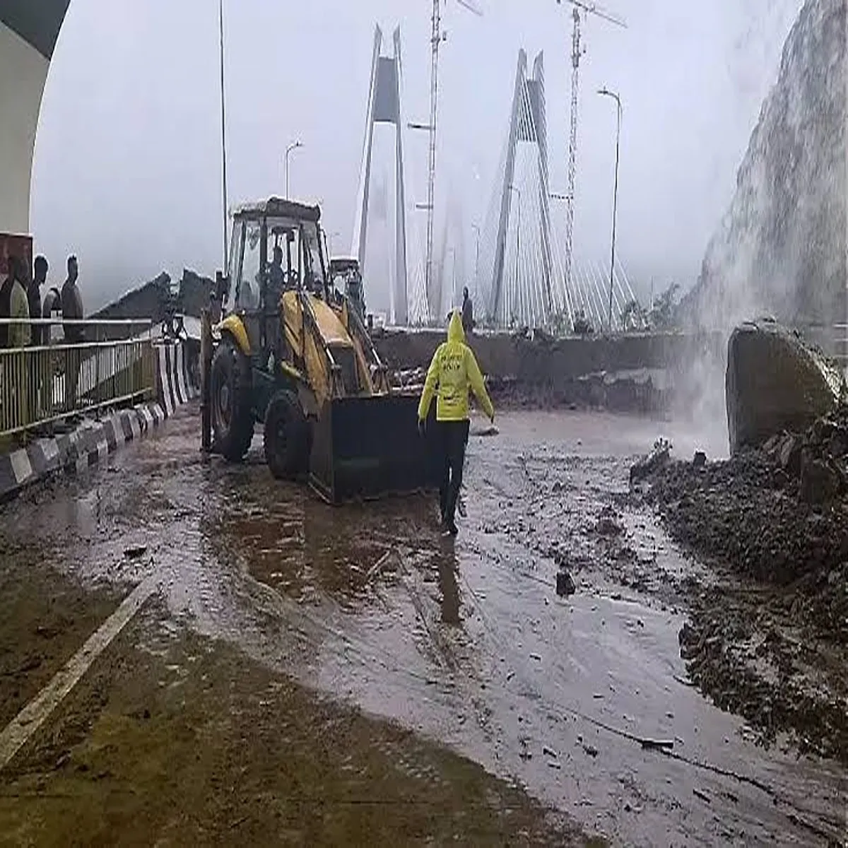 Mumbai pune expressway rain triggered landslide