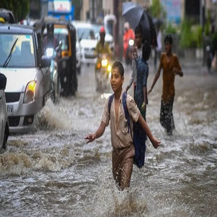 Mumbai pune landslides disrupt travel