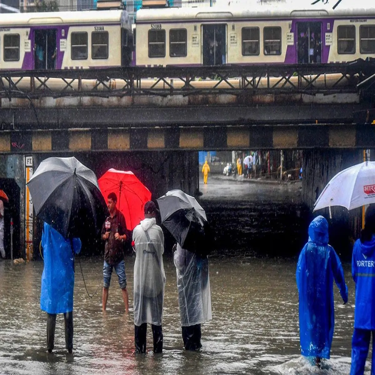 Mumbai rains heavy showers force andheri