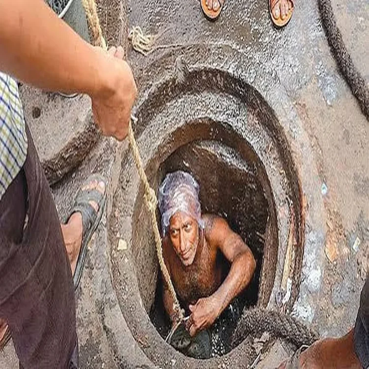 Noida sewer worker cleaning death