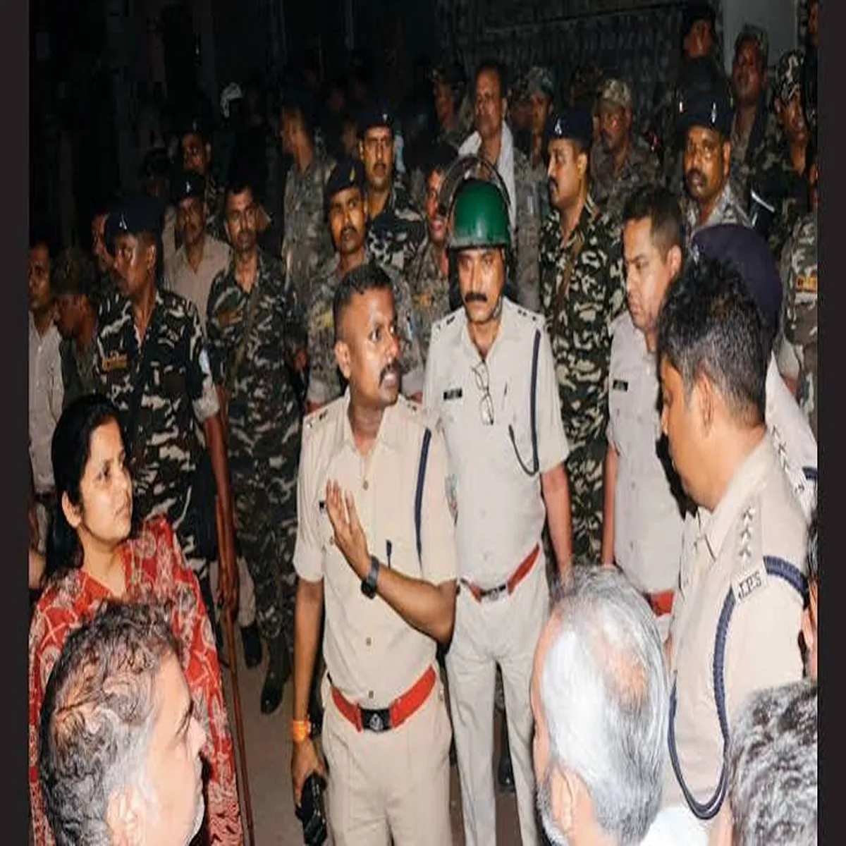 Police attack stone pelting crude bombs