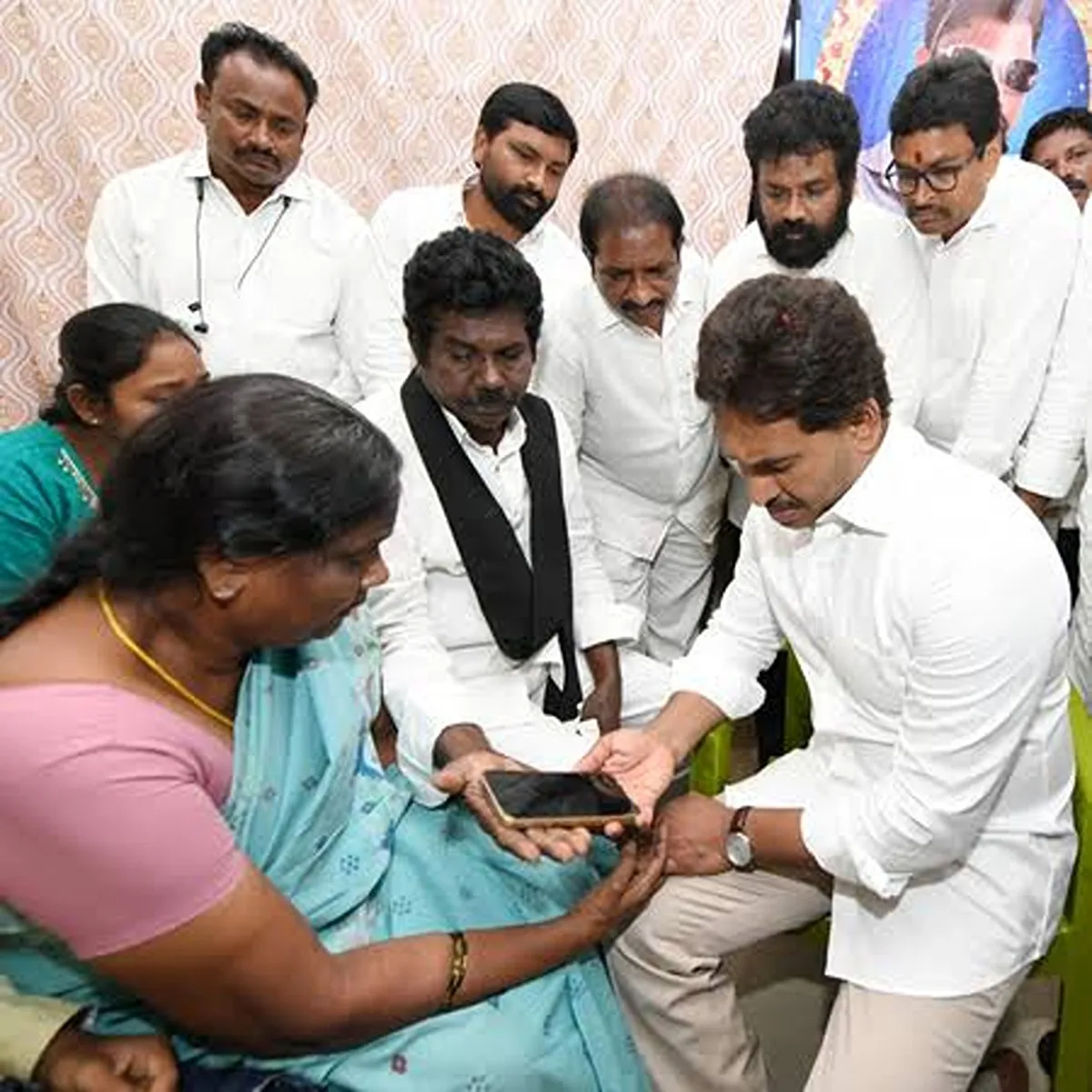 Police harassment jagan visits vijayawada driver