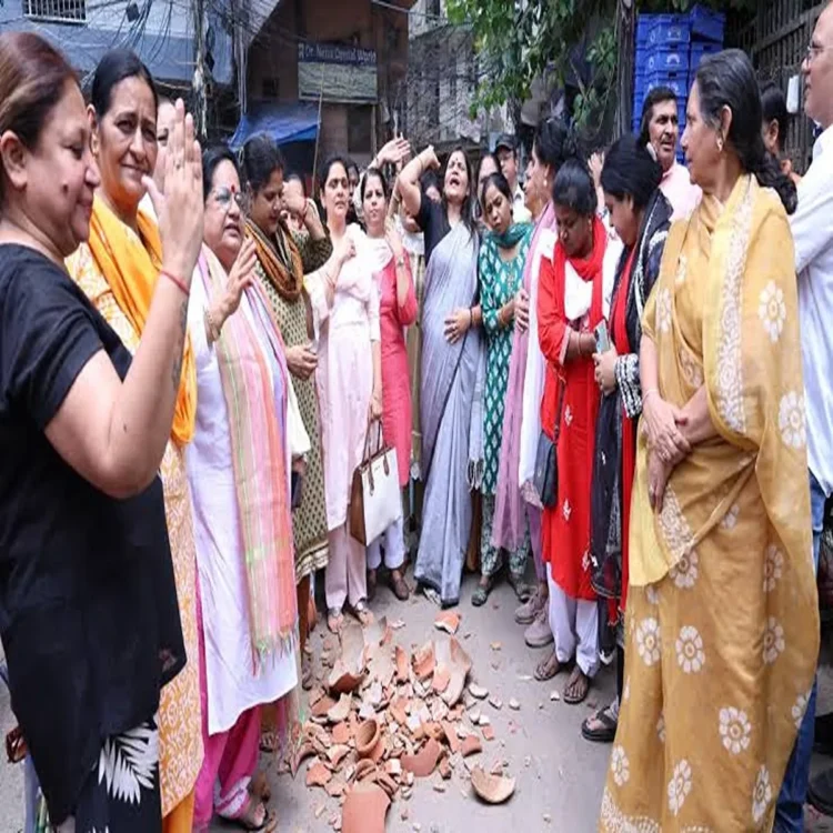 Protest female demonstrators sanitation crisis delhi