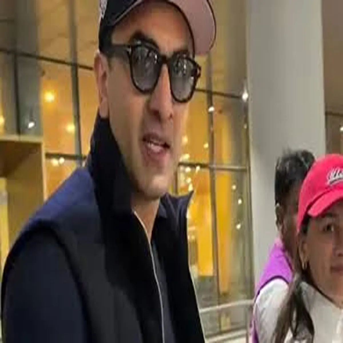 Entertainment ranbir kapoor politely requests photographers