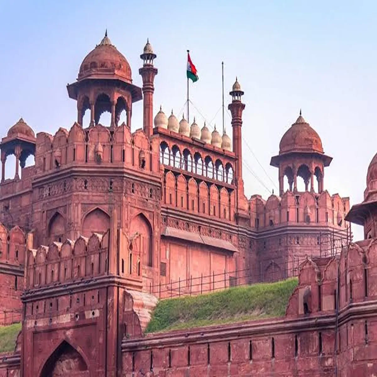 Security red fort bomb threat triggers