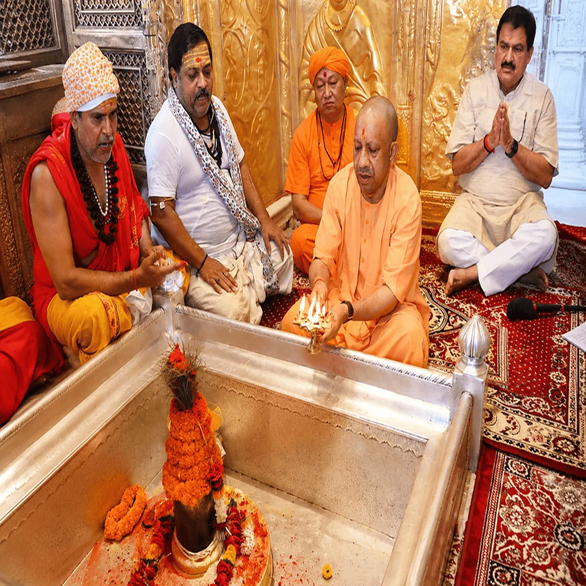 Sawan yogi adityanath offers prayers kashi