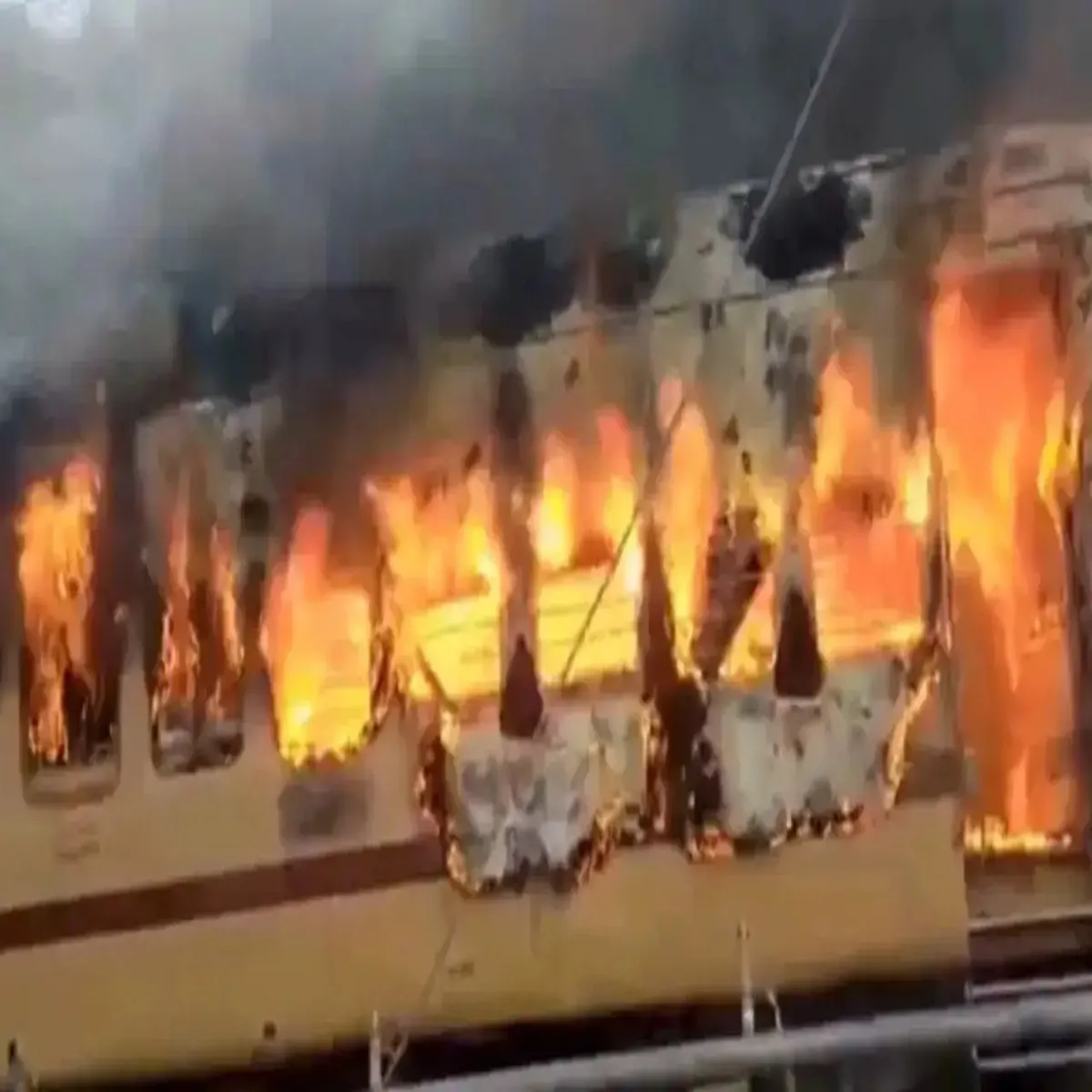 Train fire blaze erupts bihar passenger