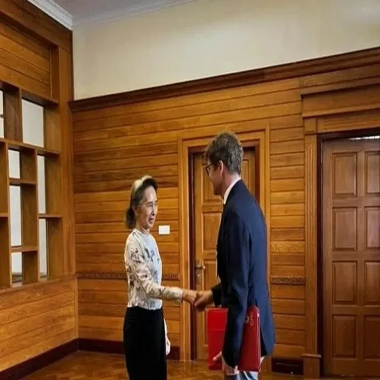 Aung san suu kyi foreign meeting