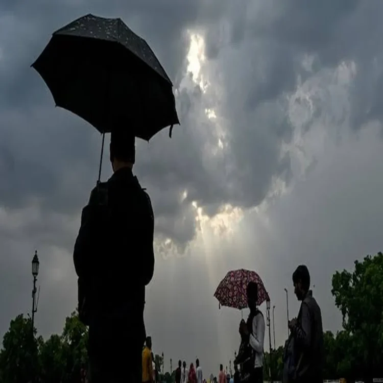 Delhi cloudy weather light rain update
