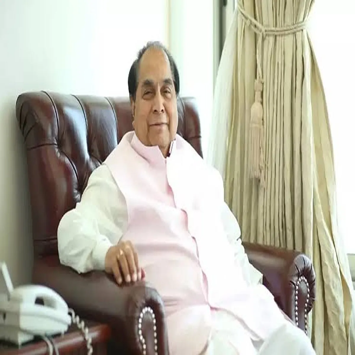 Education maharashtra leaders pay tribute visionary