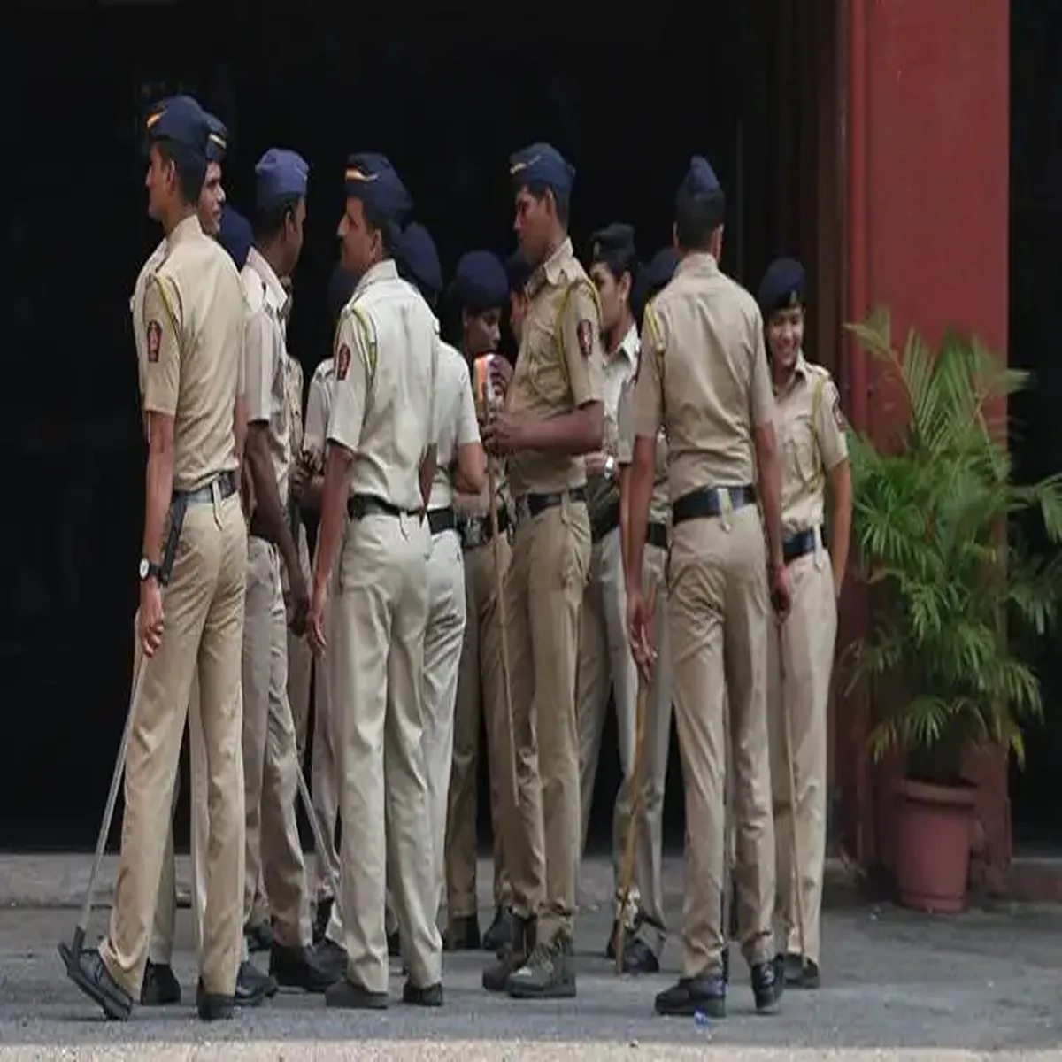 Mumbai police street birthday celebration borivali