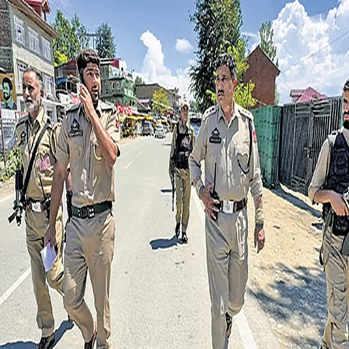 Kashmir security police announce lakh reward